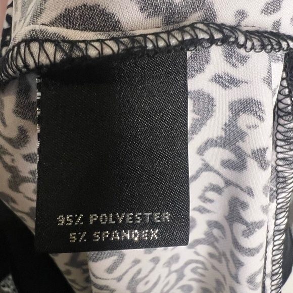 310. NWT Slim Factor by Investments Scrolling Ikat V-Neck 3/4 Handkerchief Hem - Picture 10 of 13